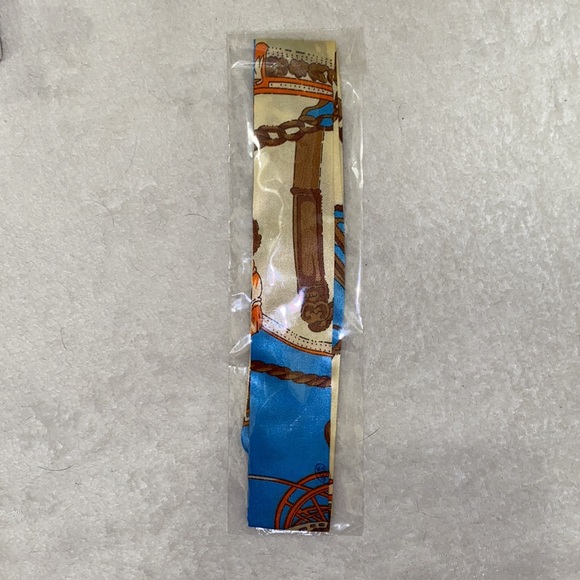 🆕NIP: Twilly Multipurpose Silk/Polyester Blend Scarf - Picture 2 of 3